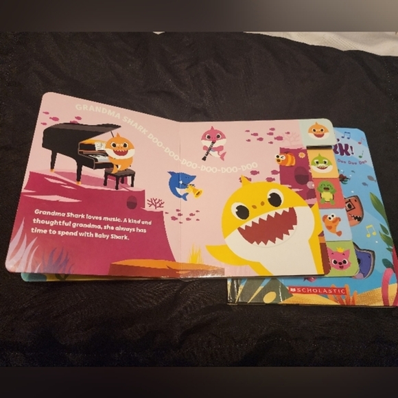 Baby Shark Books - Set of (2). Meet Baby Shark &‎ Hide and Seek. Like New. - Picture 2 of 11